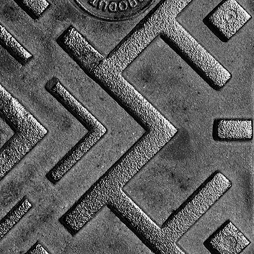 photo of manhole cover, black and white, abstract, photo, fotografia de tampa saneamento, ruimnm, preto e branco, abstracto, fotografia