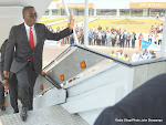 Le Premier ministre congolais, Matata Mponyo Mapon à l’aéroport internationale de Ndjili à Kinshasa, le 30/07/2015 lors de l’arrivée de l’Airbus de la compagnie aérienne Congo Airways. Radio Okapi/Ph. John Bompengo