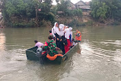 Jembatan Putus Akibat Banjir Bandang, Babinsa Kodim 0406/LL Seberangkan Warga dan Anak-Anak Sekolah