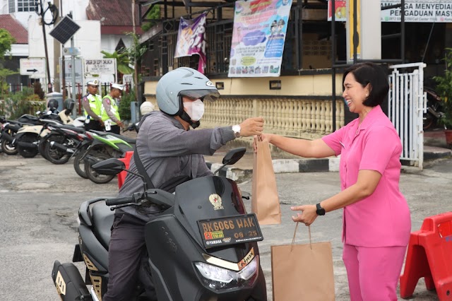 Ketua Bhayangkari Cabang Siantar Bersama Pengurus Bagi Takjil Gratis ke Pengendara 