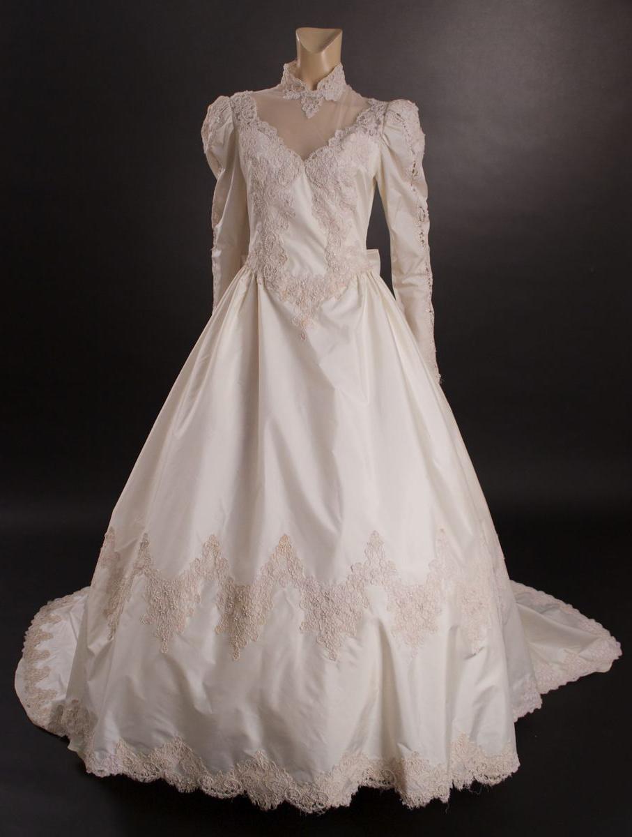 Keema's blog: vintage-lace-wedding-dress-58.