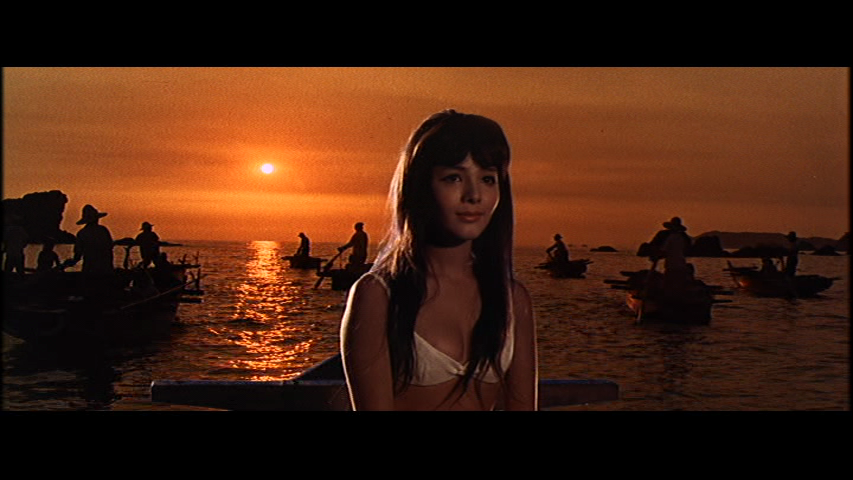 파일:external/1.bp.blogspot.com/You-Only-Live-Twice-Kissy-Suzuki-Mie-Hama-boat-dawn.png