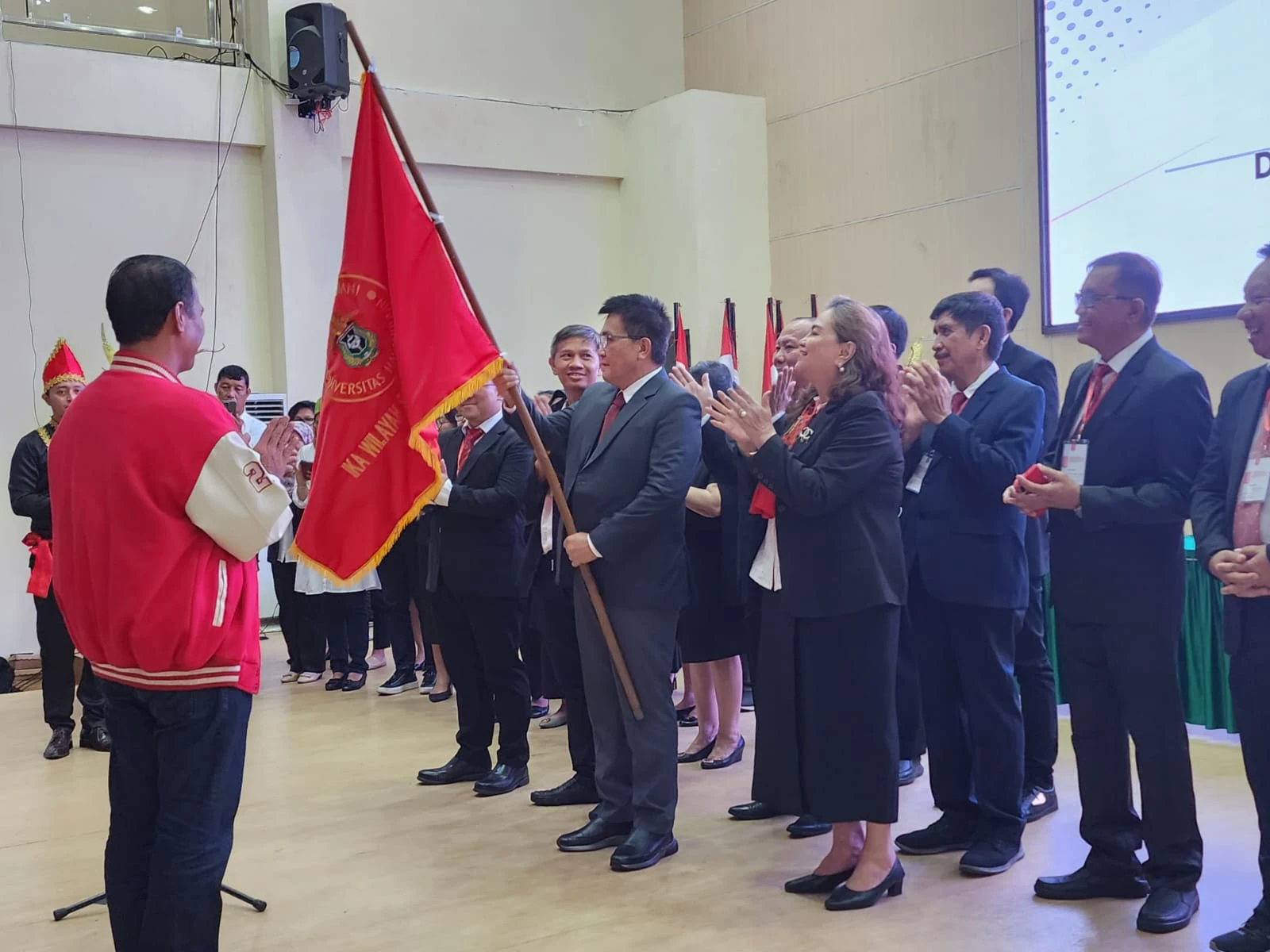 Ketua IKA UNHAS  Sulut Dr dr Jimmy Panelewen, SpB-KBD saat dikukuhkan. (Foto istimewa)