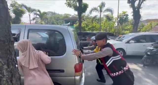 Kasat Lantas Polres Siantar Dorong Mobil Mogok di Jalur Mudik Jalan Medan Sigagak