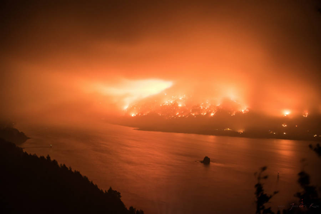 A forest fire spreads along the Columbia River Gorge on 5 September 2017. Photo: James C. Kling / CC-BY-2.0