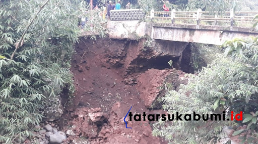 
Dipasang Police Line, Jembatan Ciheulang Jalan Alternatif Sukabumi - Bogor Nyaris Ambruk 
