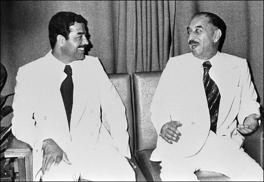 파일:attachment/사담 후세인/Saddam_Hussein_and_Hassan_al-Bakr_1978.jpg