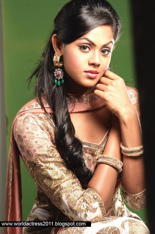 karthika nair,hot,ko,piaa bajpai hot,lip kiss,grammar