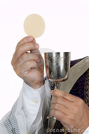 파일:external/thumbs.dreamstime.com/catholic-priest-chalice-host-communion-15366591.jpg