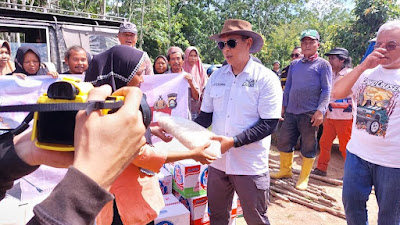 Kapolda Sumsel Irjen A. Rachmad Wibowo,Bersama Komunitas 4X4 Berikan Bantuan  Warga Tarmpak Banjir Dua Lokasi