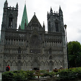 De Nidaros-domkerk of -kathedraal (Nidarosdomen) in Trondheim, geopend sinds het jaar 1152.