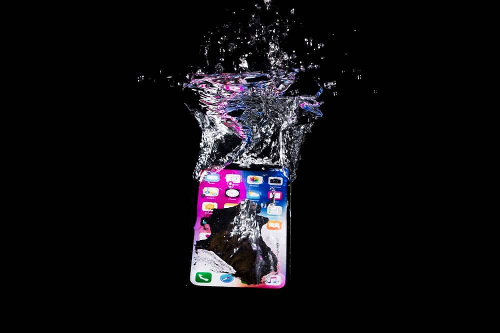 ¿Por qué es tan peligroso dejar caer el teléfono al agua?