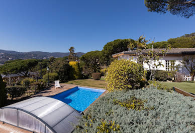 Maison avec piscine et jardin 10