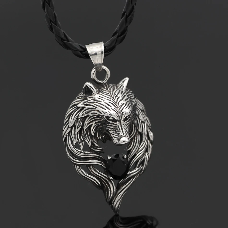 Colar com pingente de cabeça de lobo celta masculino em aço titânio, durável e estiloso, perfeito para um visual arrojado e significativo.