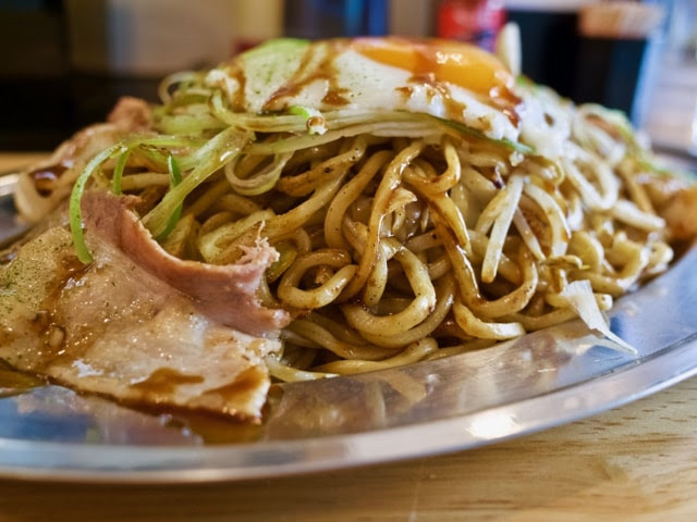 大盛りの焼きそば麺がこんもり盛り上がってる