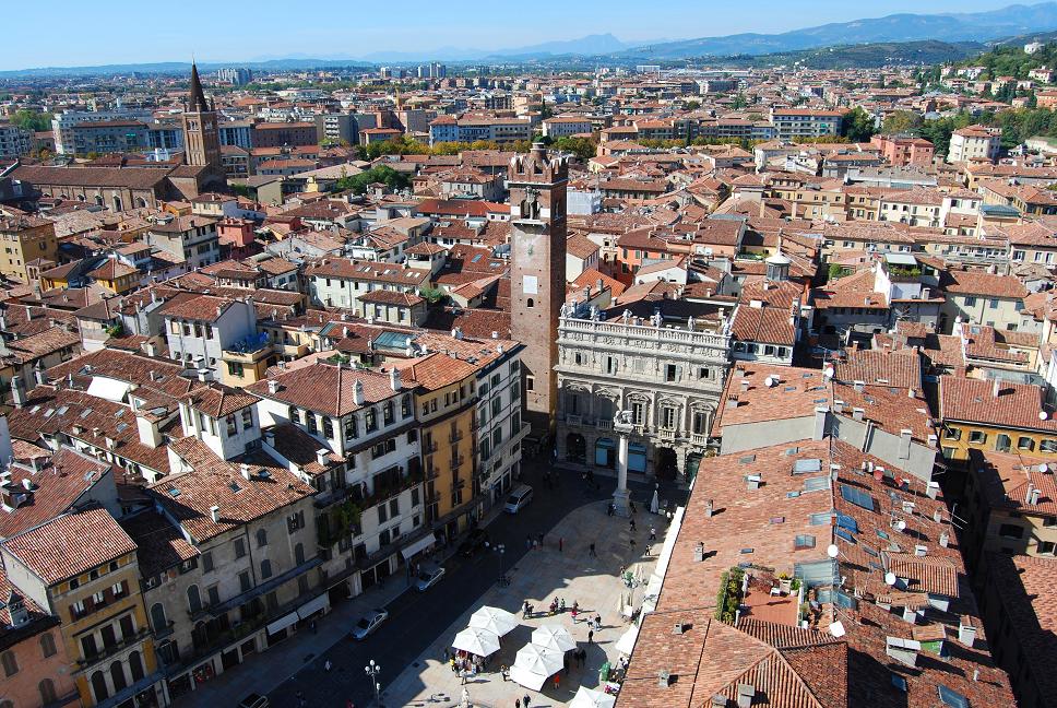 파일:Verona_-_piazza_Erbe_from_Lamberti_tower.jpg