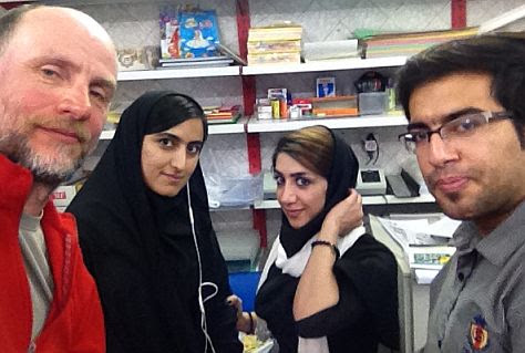 Mit Soniya Hosseini, Faegheh Arman und Ayman Abdoli im Copy-Shop von Lar, Provinz Fars, Iran