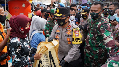 Forkopimda Jatim Bagikan 20 Ribu Masker dan 5 Ribu Paket Sembako di Pasar Ikan Pabean 