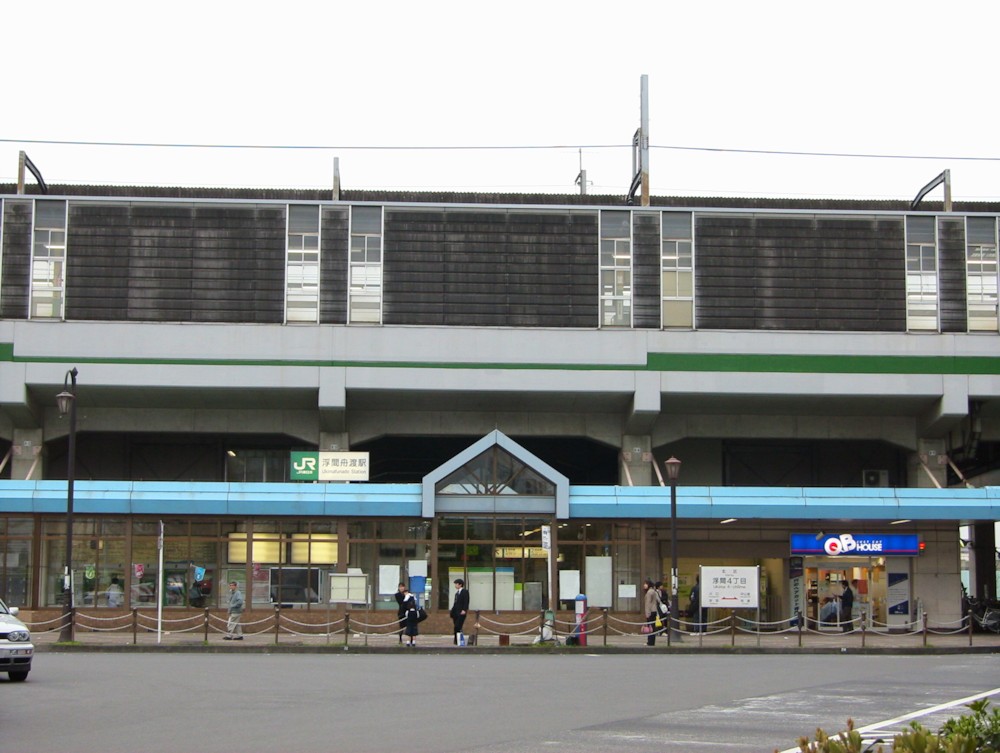 파일:external/upload.wikimedia.org/JR_East_Ukima-Funado_Station_Front.jpg