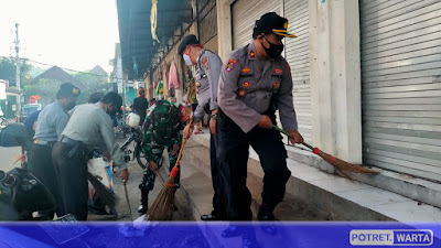 Polsek Mendoyo Gelar Bakti Sosial "Bersih Pasar" Sambut HUT Bhayangkara ke - 74