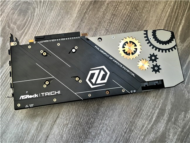 La placa trasera de metal de ASRock Radeon RX 5700 XT Taichi X 8G OC+