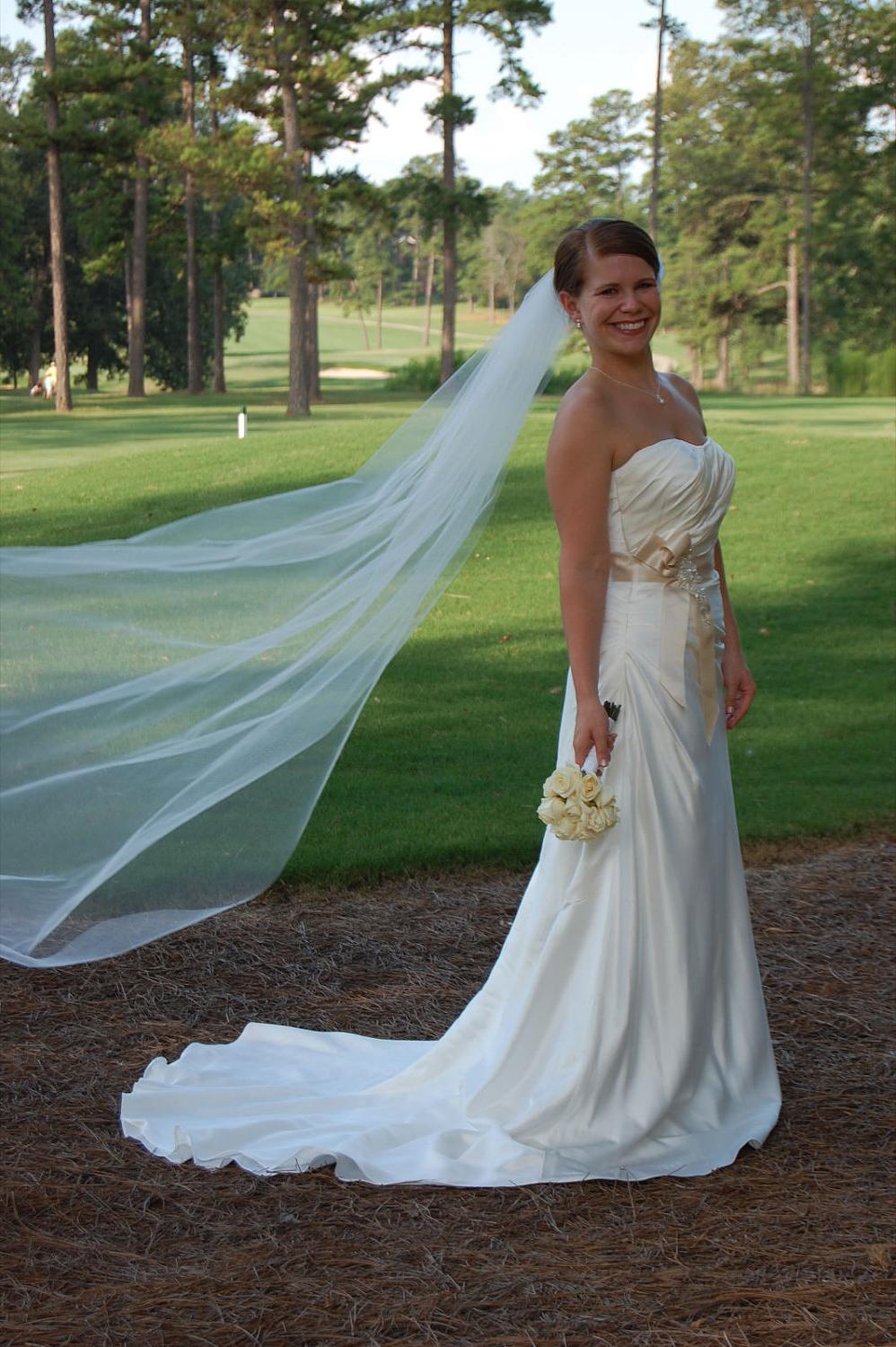 This elegant bridal veil will