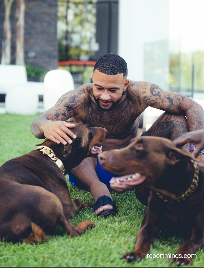 Memphis Depay with his dog Simba