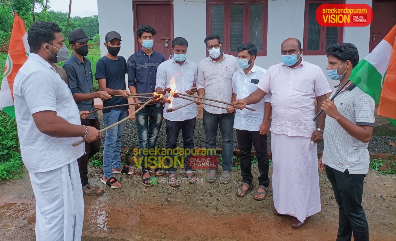 യൂത്ത് കോൺഗ്രസ് പയ്യാവൂർ മണ്ഡലം കമ്മിറ്റിയുടെ ആഭിമുഖ്യത്തിൽ  പകൽപന്ത പ്രതിഷേധം നടത്തി 