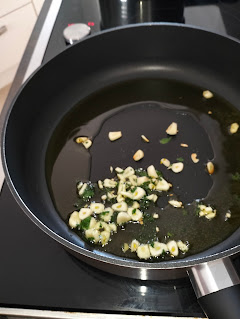 gehakte Cannbisblätter mit knoblauch in der pfanne