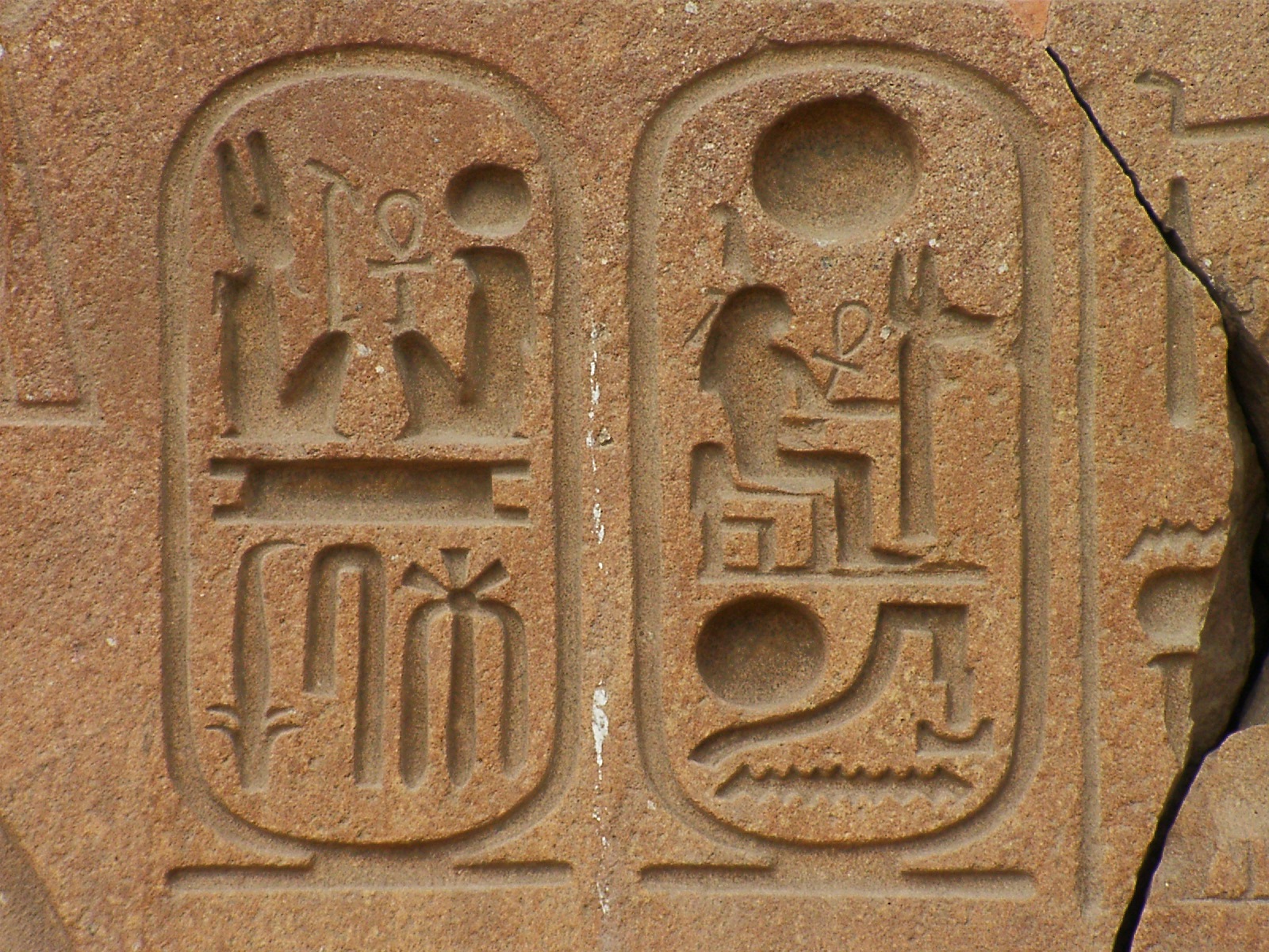 파일:external/upload.wikimedia.org/Ramesses_II_cartouches_at_Tanis.jpg