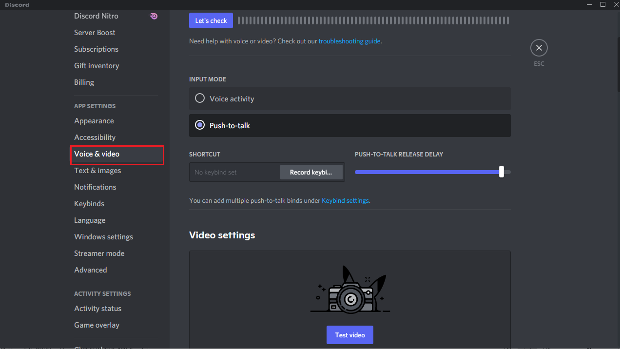 Vaya a la pestaña Voz y video.  Cómo usar Push to Talk en Discord