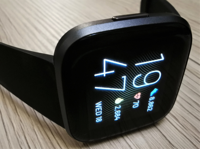 Fitbit Versa 2 mostrando datos en la pantalla