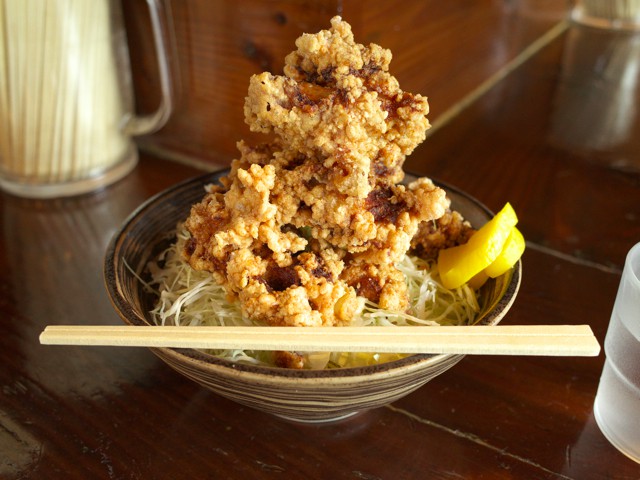 唐揚げ丼の丼に割り箸を横に置いてみた