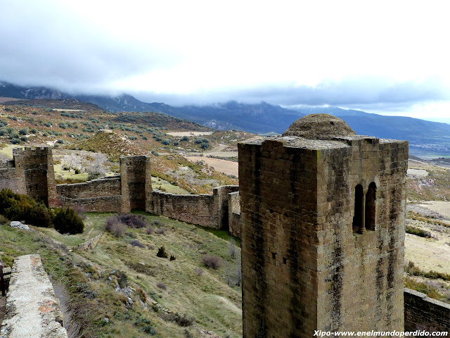 muralla-castillo-loarre-huesca.JPG