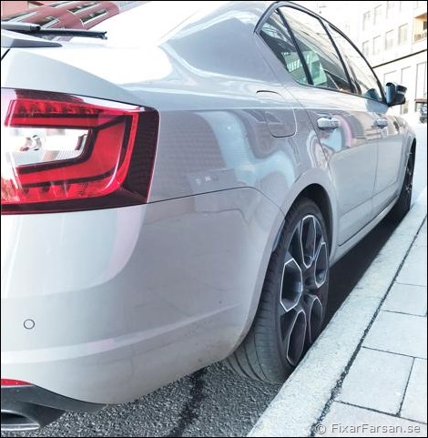 Skoda-Octavia-RS-Parkering-Nära-Gatstenar