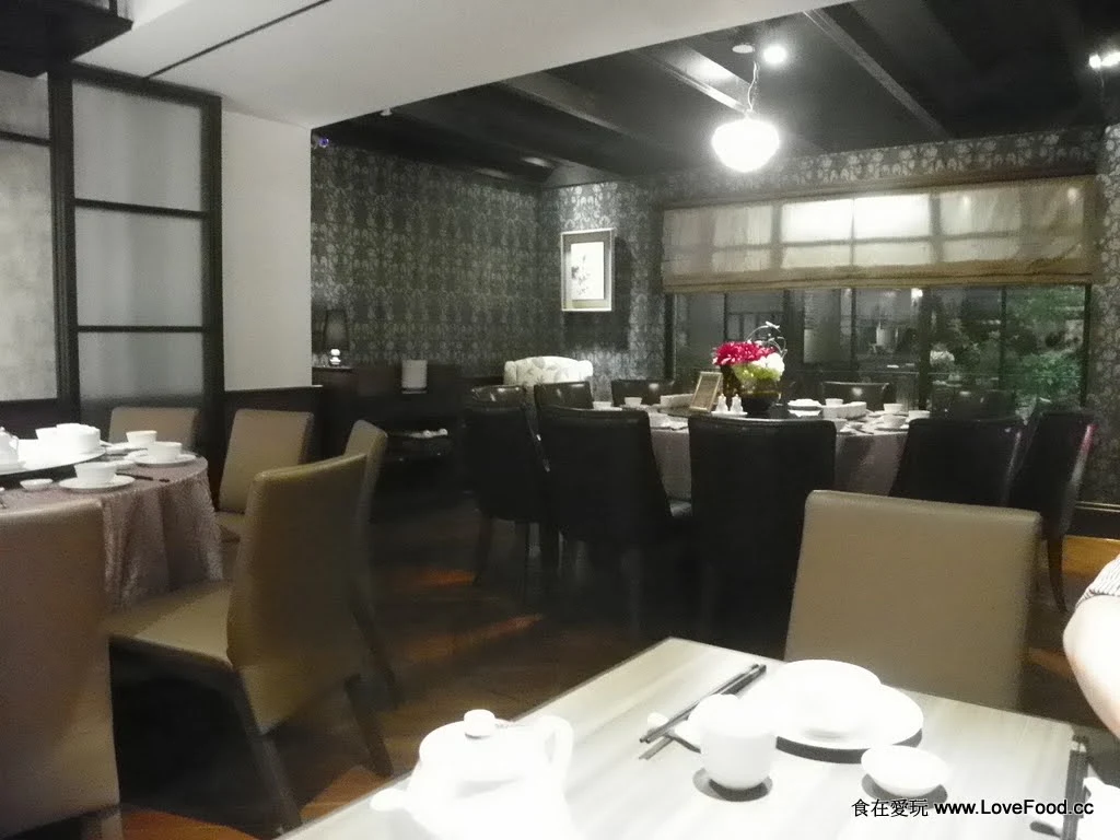 包裹著翠綠內餡的薺菜蘑菇餃