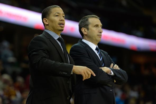 파일:external/cdn.fansided.com/tyronn-lue-david-blatt-nba-preseason-milwaukee-bucks-cleveland-cavaliers-590x900.jpg