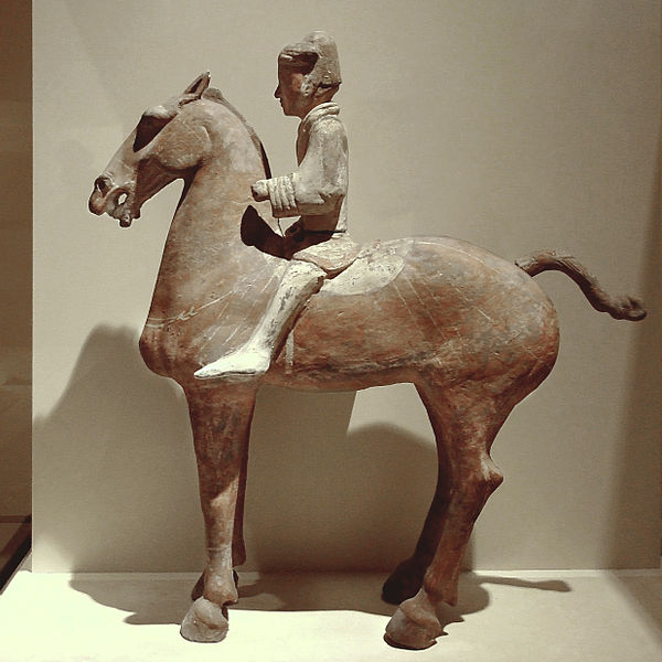 파일:external/upload.wikimedia.org/600px-CMOC_Treasures_of_Ancient_China_exhibit_-_painted_figure_of_a_cavalryman.jpg