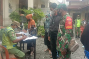 Babinsa dan Bhabinkamtibmas Serengan Pantau Penyaluran BST Tahap 11