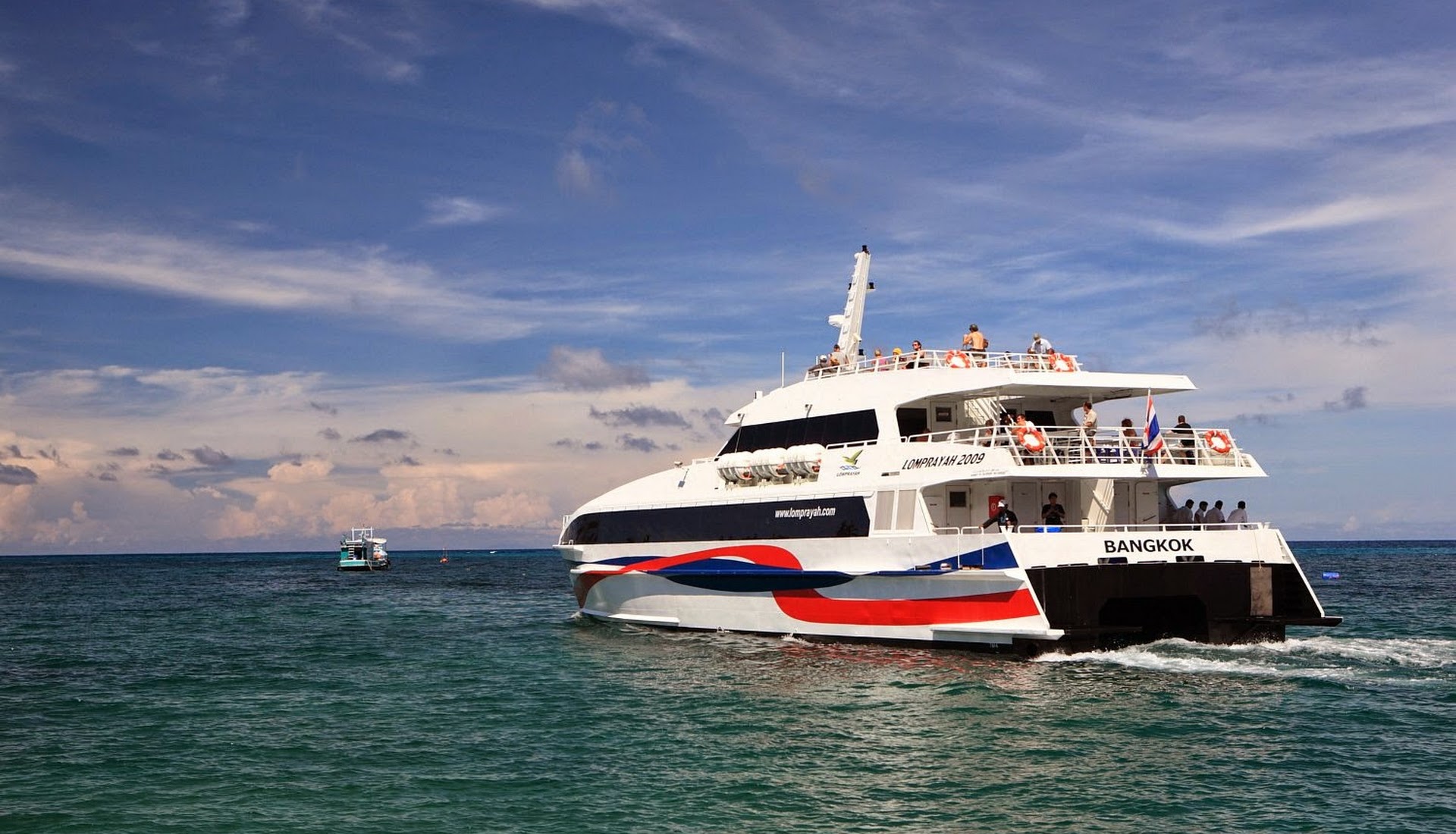 Travel from Surat Thani Tapee Pier to Koh Phangan by Lomprayah high speed catamaran