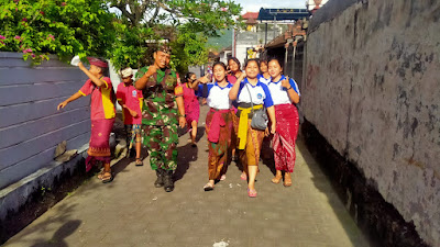 Pantau Giat Kerja Bakti ,Babinsa Busungbiu Berikan Pemahaman Kedisiplinan 