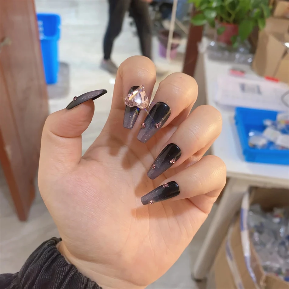 Parches de uñas postizas atractivas con bayas para una manicura perfecta y con un toque natural. Fácil aplicación.