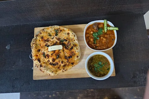 2 Special Paneer Tandoori Kulcha With Chana Masala N Unique Chutney