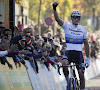 Ook een val kan Mathieu van der Poel niet stoppen, taaie Vanthourenhout beste Belg