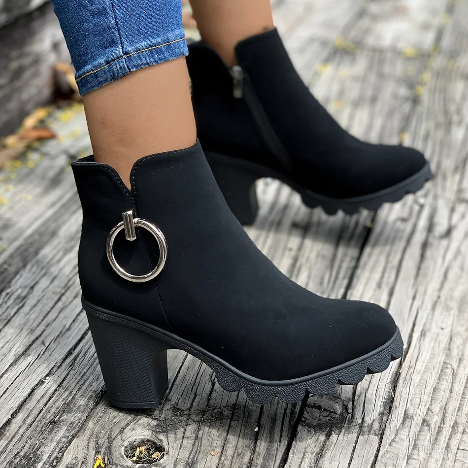 Bottines à talons épais grande taille avec fermeture éclair latérale et bout rond. Bottines Martin à talons hauts pour un look tendance.