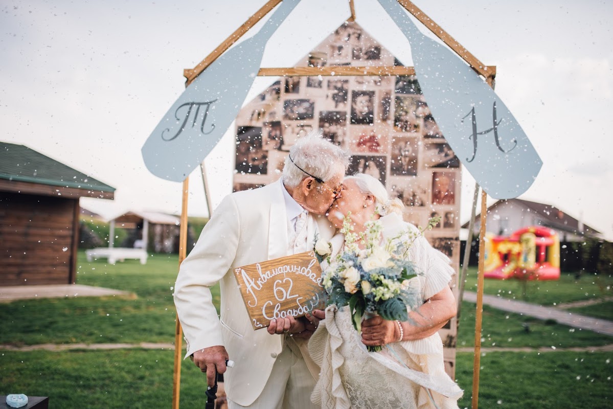 Свадьба на 70 человек we wed. Фотосъёмка годовщины свадьбы. Фотосессия на юбилей свадьбы. Фотосессия на годовщину свадьбы. Празднование годовщины свадьбы.