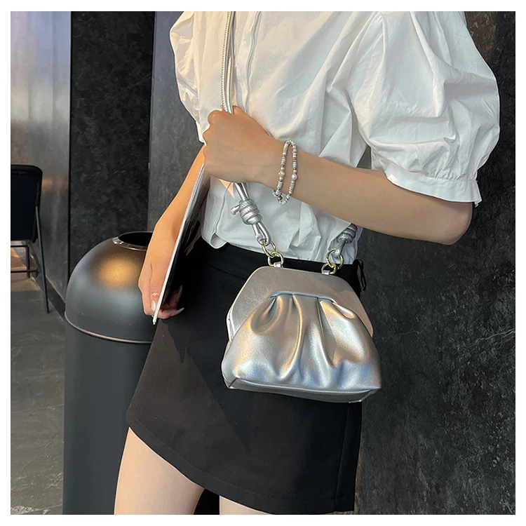 Bolsa mensageiro de ombro com concha de prata de alta qualidade, ideal para transportar seus pertences com segurança e estilo, perfeita para o dia a dia.