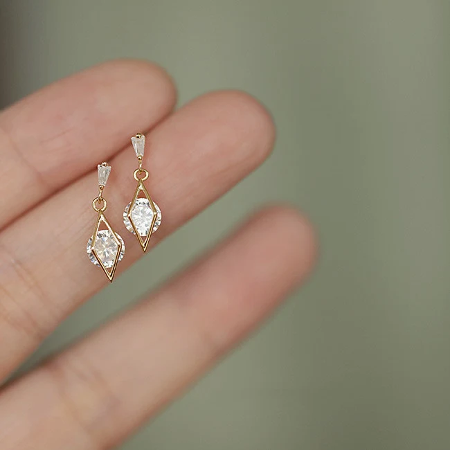 Brincos de clipe S925 em prata esterlina banhados a ouro 14K com zircônia super prismática. Brilho solar e elegância radiante, brincos de pressão.