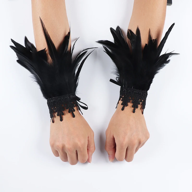Bracelet de poignet en dentelle et plumes pour jeux de rôle. Ajoutez une touche sensuelle et mystérieuse à vos jeux érotiques et stimulez l'imagination.