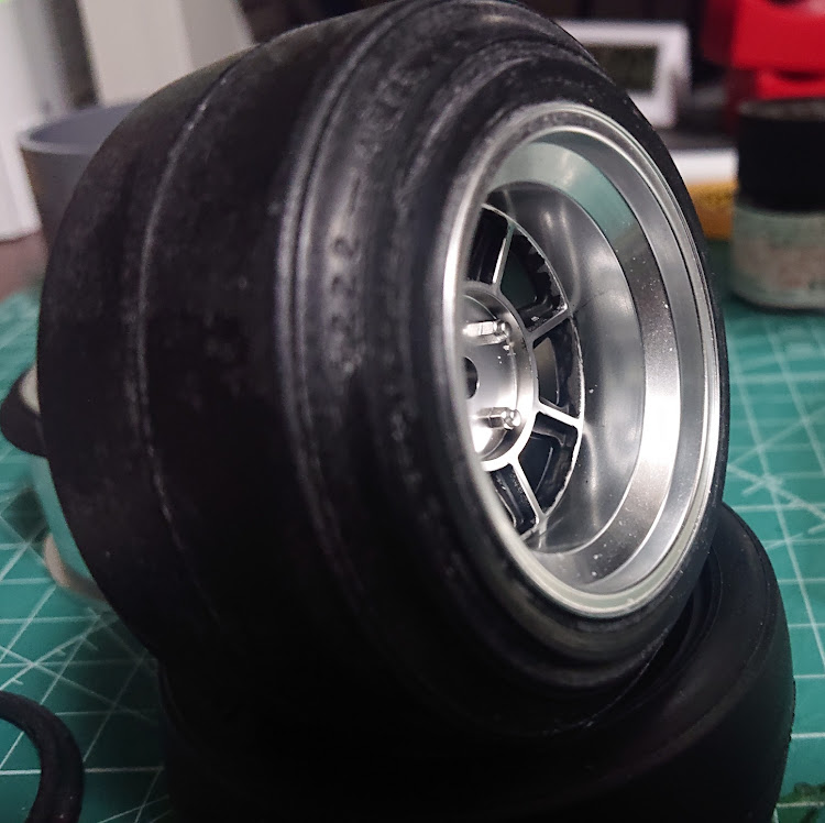 HOBBY.ENTRANCEさんが投稿したハヤシストリート・1/10用・無理矢理引っ張りタイヤ・オブジェには良いサイズ・墨入れに関するカスタム事例の投稿画像2枚目